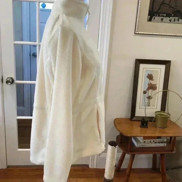 SKYR full zip white fleece with zippered side pockets.  Size M - Picture 4 of 11